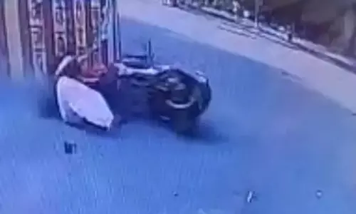 महिला टीचर को कार ने लिया चपेट में, ठोकर मारकर फरार
