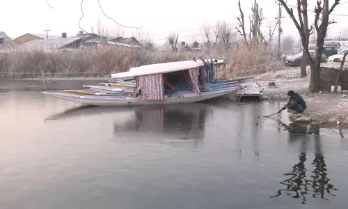 Kashmir की डल झील जमी
