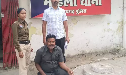 स्कूटी सवार किशोरी के साथ छेड़खानी, अधेड़ व्यक्ति गिरफ्तार स्कूटी सवार किशोरी के साथ छेड़खानी, अधेड़ व्यक्ति गिरफ्तार