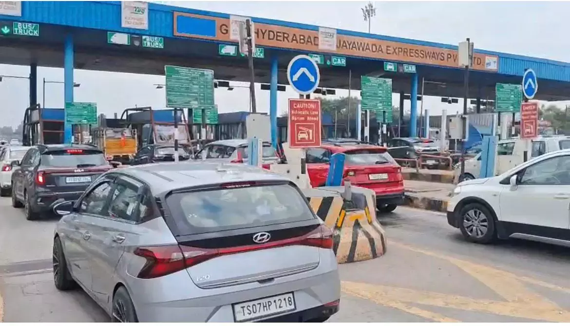 संक्रांति की भीड़ के कारण NH-65 पर पेद्दाकपर्थी में ट्रैफिक जाम लगा