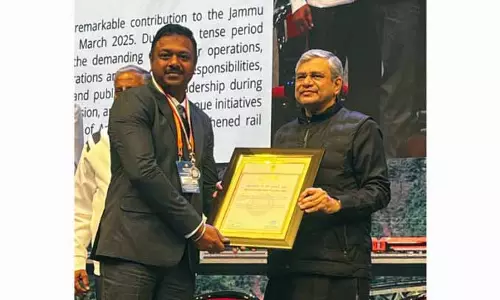 JAMMU: रेल मंत्री ने उचित सिंघल को ‘अति विशिष्ट रेल सेवा पुरस्कार’ से सम्मानित किया