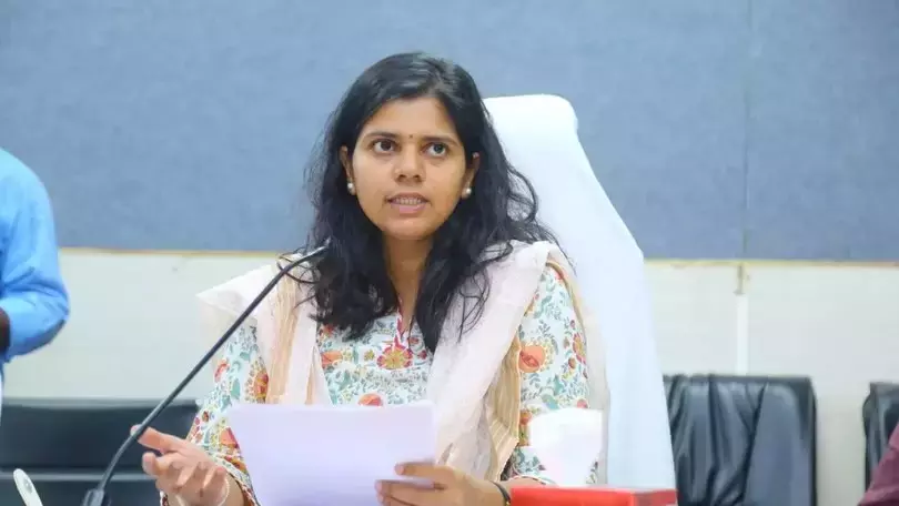कलेक्टर ने Hyderabad में उद्यान उत्सव के लिए 52 लड़कियों के स्टडी टूर को हरी झंडी दिखाई कलेक्टर ने Hyderabad में उद्यान उत्सव के लिए 52 लड़कियों के स्टडी टूर को हरी झंडी दिखाई