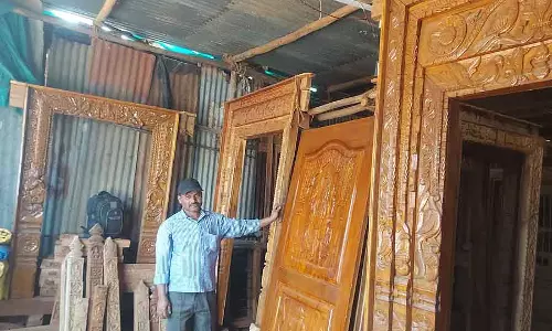 Badami : बनशंकरी मेले में कलात्मक चौखट लोगों का ध्यान खींच रही है Badami : बनशंकरी मेले में कलात्मक चौखट लोगों का ध्यान खींच रही है