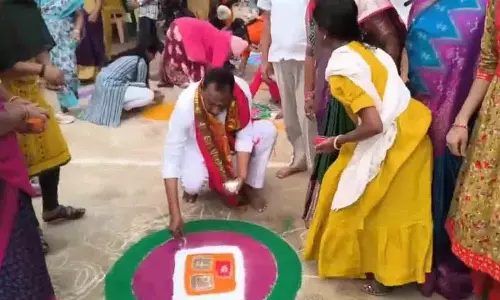 मेडचल के MLA मल्लारेड्डी ने संक्रांति के दौरान मुग्गुला कॉम्पिटिशन में चमक बिखेरी