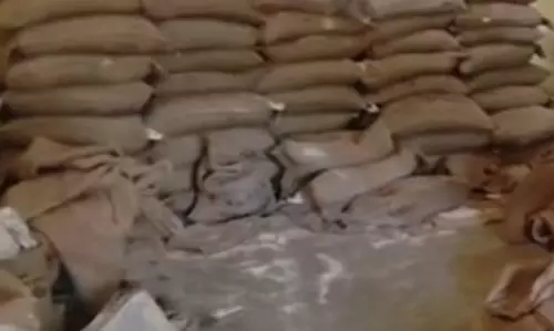 सेल्समैन ने 70 क्विंटल चावल किया गायब, कलेक्टर से शिकायत