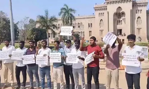 OU के छात्रों ने भूमि अधिग्रहण के फैसले के खिलाफ प्रदर्शन किया OU के छात्रों ने भूमि अधिग्रहण के फैसले के खिलाफ प्रदर्शन किया