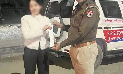 Ludhiana की महिला बैंकर का बाइक स्टंट करने पर चालान कटा Ludhiana की महिला बैंकर का बाइक स्टंट करने पर चालान कटा
