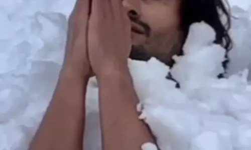 Vidyut जामवाल ने किया अनोखा योग प्रदर्शन, पेड़ पर बिना कपड़ों के चढ़ाई Vidyut जामवाल ने किया अनोखा योग प्रदर्शन, पेड़ पर बिना कपड़ों के चढ़ाई