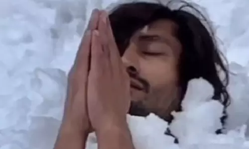 Vidyut Jammwal बिना कपड़ों के पेड़ पर चढ़े, इसे सहज का योग अभ्यास कहा Vidyut Jammwal बिना कपड़ों के पेड़ पर चढ़े, इसे सहज का योग अभ्यास कहा