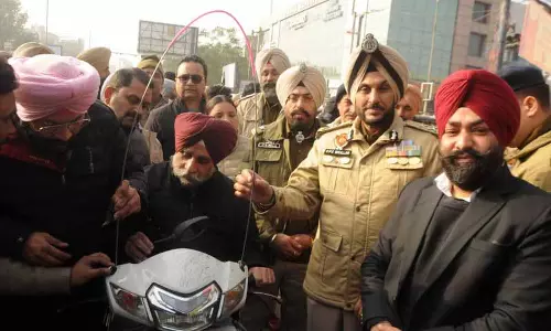 Amritsar: चीन से सुरक्षा के लिए दोपहिया वाहनों पर सेफ्टी एंगल लगाए गए Amritsar: चीन से सुरक्षा के लिए दोपहिया वाहनों पर सेफ्टी एंगल लगाए गए