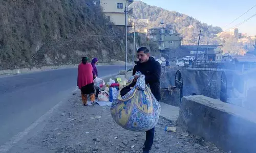 Shimla में सुरक्षा को लेकर डर, बिल्डिंग में दरारें आने के बाद 15 परिवारों को निकाला गया Shimla में सुरक्षा को लेकर डर, बिल्डिंग में दरारें आने के बाद 15 परिवारों को निकाला गया