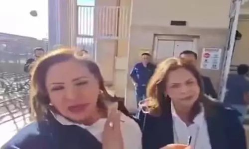Honduras के सांसद के इंटरव्यू के दौरान सिर से कुछ इंच की दूरी पर विस्फोटक फटा Honduras के सांसद के इंटरव्यू के दौरान सिर से कुछ इंच की दूरी पर विस्फोटक फटा