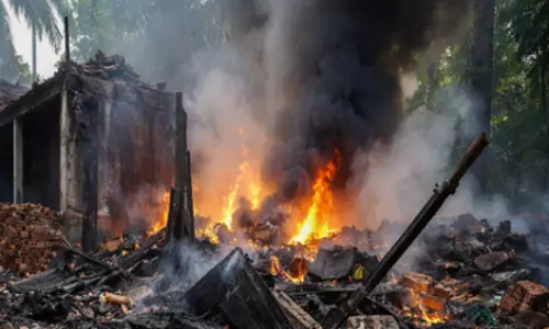 West Bengal के चंपाहाटी में पटाखा फैक्ट्री में धमाके से चार लोग घायल West Bengal के चंपाहाटी में पटाखा फैक्ट्री में धमाके से चार लोग घायल
