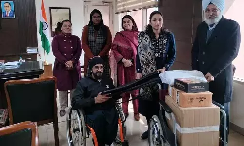 Mohali: रेड क्रॉस सोसाइटी ने पैरा शटलर को 1.44 लाख रुपये के उपकरण दिए Mohali: रेड क्रॉस सोसाइटी ने पैरा शटलर को 1.44 लाख रुपये के उपकरण दिए