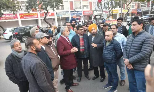 Chandigarh: सेक्टर 19 के व्यापारियों ने वेंडर द्वारा ‘हमले’ के बाद दुकानें बंद कर दीं Chandigarh: सेक्टर 19 के व्यापारियों ने वेंडर द्वारा ‘हमले’ के बाद दुकानें बंद कर दीं