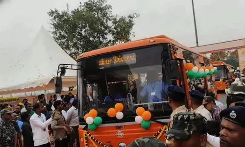 ओडिशा CM माझी ने संबलपुर में 50 ई-बसों की शुरुआत की ओडिशा CM माझी ने संबलपुर में 50 ई-बसों की शुरुआत की