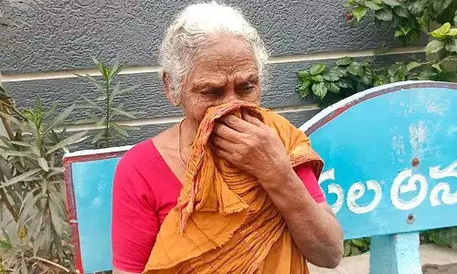 Suryapet जिले के कोडाद कस्बे में संपत्ति हड़पने पर बेटे ने मां को प्रताड़ित किया Suryapet जिले के कोडाद कस्बे में संपत्ति हड़पने पर बेटे ने मां को प्रताड़ित किया