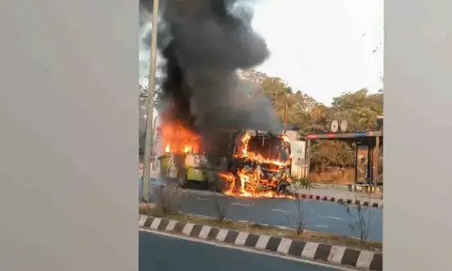 Bhubaneswar में शॉर्ट सर्किट की वजह से एक और अमा बस में आग लग गई Bhubaneswar में शॉर्ट सर्किट की वजह से एक और अमा बस में आग लग गई