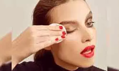 रात में मेकअप हटाए बिना सोने से Skin को हो सकता है गंभीर नुकसान