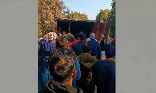 Angul में मवेशियों से भरा कंटेनर पलटा, ड्राइवर और हेल्पर फंसे Angul में मवेशियों से भरा कंटेनर पलटा, ड्राइवर और हेल्पर फंसे