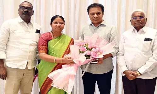 KTR ने बीआरएस उम्मदी खम्मम के प्रमुख नेताओं से मुलाकात की KTR ने बीआरएस उम्मदी खम्मम के प्रमुख नेताओं से मुलाकात की