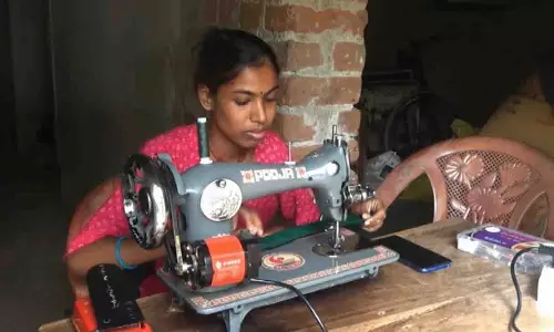 महिला विकलांगता से लड़ रही, सिलाई मशीन से आत्मनिर्भर महिला विकलांगता से लड़ रही, सिलाई मशीन से आत्मनिर्भर