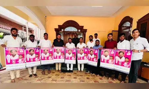 गुंटकंडला जगदीश्वर रेड्डी ने BRS स्टूडेंट विंग का 2026 कैलेंडर लॉन्च किया गुंटकंडला जगदीश्वर रेड्डी ने BRS स्टूडेंट विंग का 2026 कैलेंडर लॉन्च किया