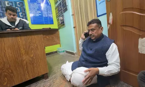 Trinamool कार्यकर्ताओं पर कथित हमले को लेकर शुभेंदु ने चंद्रकोना चौकी पर विरोध प्रदर्शन किया Trinamool कार्यकर्ताओं पर कथित हमले को लेकर शुभेंदु ने चंद्रकोना चौकी पर विरोध प्रदर्शन किया