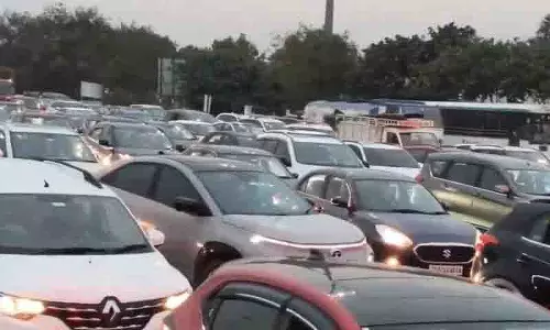Komatireddy: टोल गेट पर मुफ्त आवाजाही का आदेश, संक्रांति परड़ Komatireddy: टोल गेट पर मुफ्त आवाजाही का आदेश, संक्रांति परड़