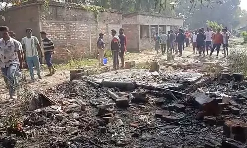 Champahati में पटाखा फैक्ट्री में धमाका, 4 घायल, पेड़ जले Champahati में पटाखा फैक्ट्री में धमाका, 4 घायल, पेड़ जले
