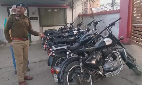 मॉडिफाइड साइलेंसर पर यातायात पुलिस की बड़ी कार्रवाई मॉडिफाइड साइलेंसर पर यातायात पुलिस की बड़ी कार्रवाई
