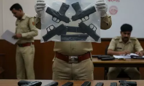 हथियार तस्कर महिला गिरफ्तार, 4 अवैध पिस्तौल और मैगजीन बरामद