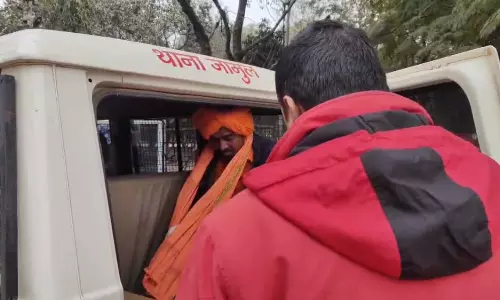 जोगी बाबा के भेष में ढोंगी पकड़ा, बजरंग दल ने पुलिस को सौंपा जोगी बाबा के भेष में ढोंगी पकड़ा, बजरंग दल ने पुलिस को सौंपा