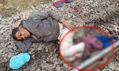 चलती ट्रेन में मोबाइल स्नैचिंग, यात्री को धक्का, दोनों पैर कटे, हालत गंभीर चलती ट्रेन में मोबाइल स्नैचिंग, यात्री को धक्का, दोनों पैर कटे, हालत गंभीर