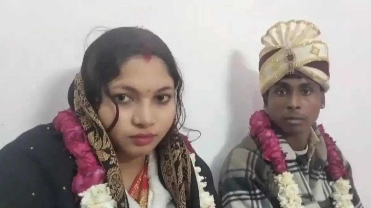 आश्रम में मुस्लिम युवती ने हिन्दू लड़के संग शादी की, आशिया से अंशिका नाम भी रखी आश्रम में मुस्लिम युवती ने हिन्दू लड़के संग शादी की, आशिया से अंशिका नाम भी रखी