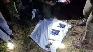 Jammu-Kashmir :ग्रेनेड और 16 राउंड गोला-बारूद बरामद, BSF ने किया जब्त Jammu-Kashmir :ग्रेनेड और 16 राउंड गोला-बारूद बरामद, BSF ने किया जब्त