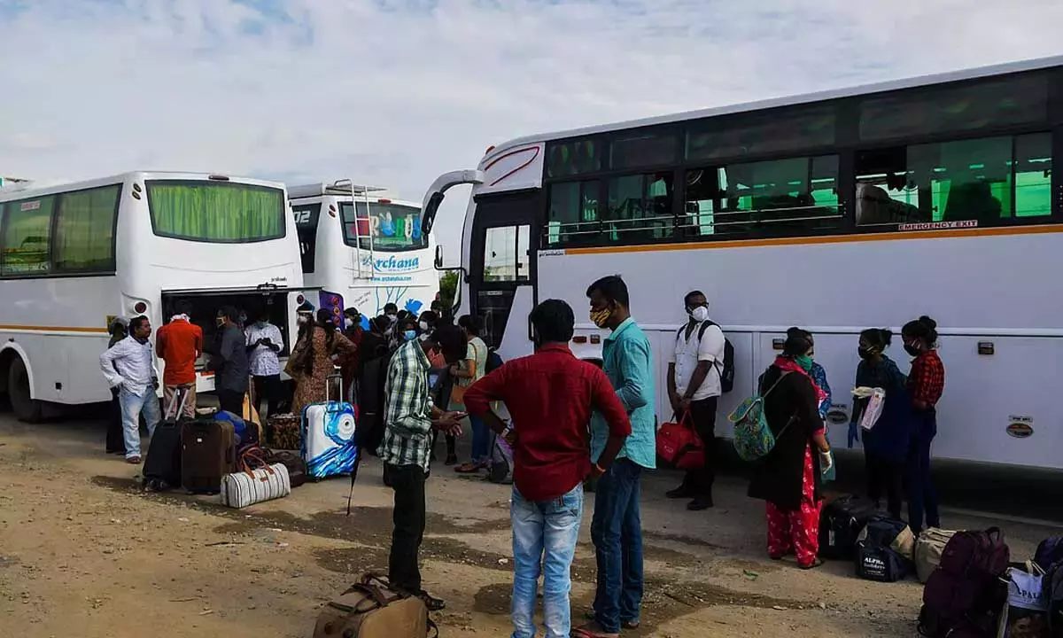 Andhra: प्राइवेट बस ऑपरेटरों के लिए किराए की लिमिट तय Andhra: प्राइवेट बस ऑपरेटरों के लिए किराए की लिमिट तय