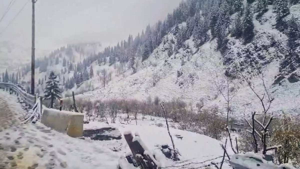 Srinagar: कश्मीर में ठंड ने तोड़े रिकॉर्ड, तापमान नीचे लुढ़का Srinagar: कश्मीर में ठंड ने तोड़े रिकॉर्ड, तापमान नीचे लुढ़का