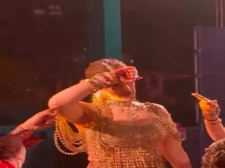 बहन नूपुर सेनन की हल्दी और संगीत रस्म में जमकर नाचीं कृति सेनन बहन नूपुर सेनन की हल्दी और संगीत रस्म में जमकर नाचीं कृति सेनन