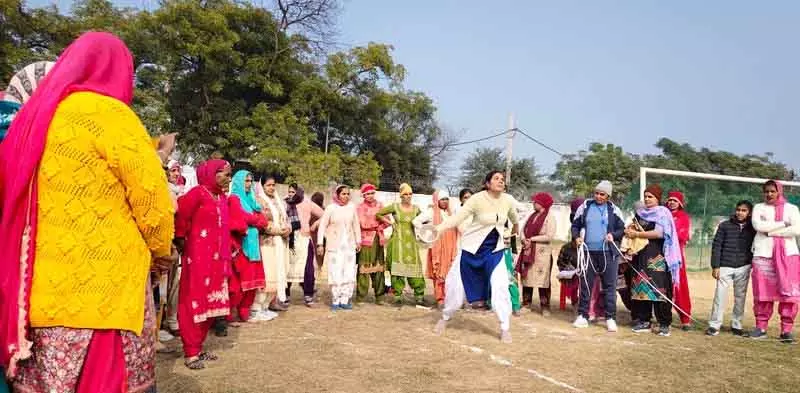 Fatehabad: 25 भूना गांवों की महिलाओं ने ट्रैक पर बाधाएं तोड़ी Fatehabad: 25 भूना गांवों की महिलाओं ने ट्रैक पर बाधाएं तोड़ी