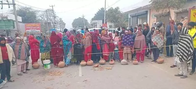 Sonipat में पानी और सीवर समस्या पर प्रशासन को लोगों का गुस्सा Sonipat में पानी और सीवर समस्या पर प्रशासन को लोगों का गुस्सा