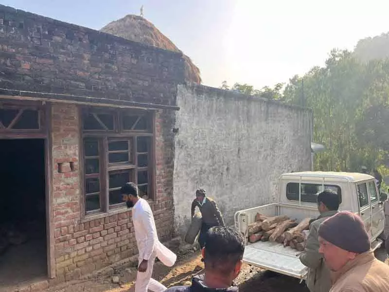 Yamunanagar के घर से खैर की लकड़ी जब्त Yamunanagar के घर से खैर की लकड़ी जब्त