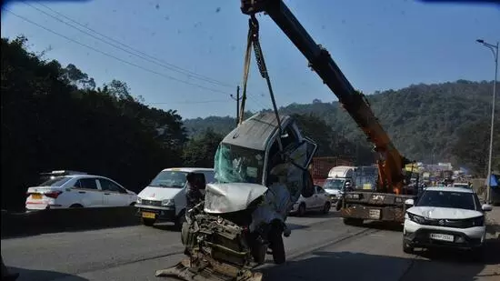 Ghordbandar Road पर कई गाड़ियों की टक्कर में चार लोग घायल, 14 गाड़ियां डैमेज हुईं Ghordbandar Road पर कई गाड़ियों की टक्कर में चार लोग घायल, 14 गाड़ियां डैमेज हुईं