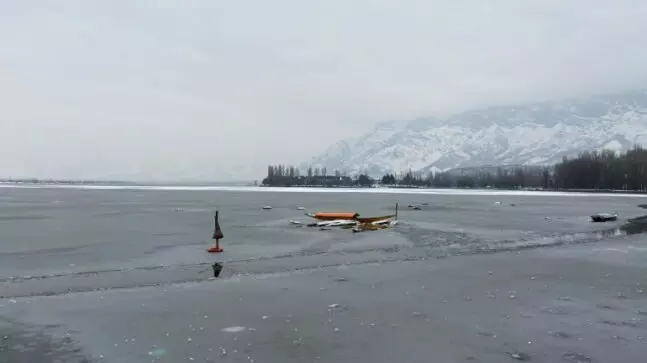Kashmir घाटी में भीषण सर्दी, डल झील के कुछ हिस्सों पर जमी बर्फ Kashmir घाटी में भीषण सर्दी, डल झील के कुछ हिस्सों पर जमी बर्फ