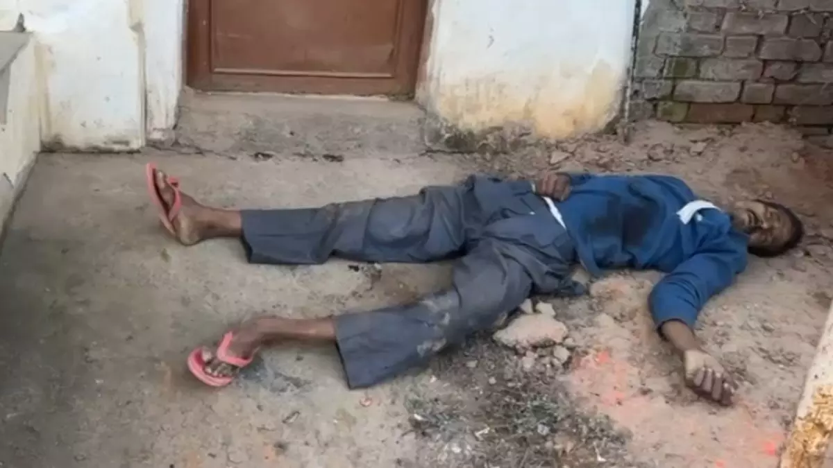 दरवाजे के सामने लाश मिली, हत्या की आशंका दरवाजे के सामने लाश मिली, हत्या की आशंका