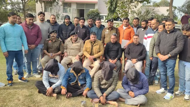 Karnal पुलिस ने 1.75 करोड़ रुपये की लूट का मामला सुलझाया Karnal पुलिस ने 1.75 करोड़ रुपये की लूट का मामला सुलझाया