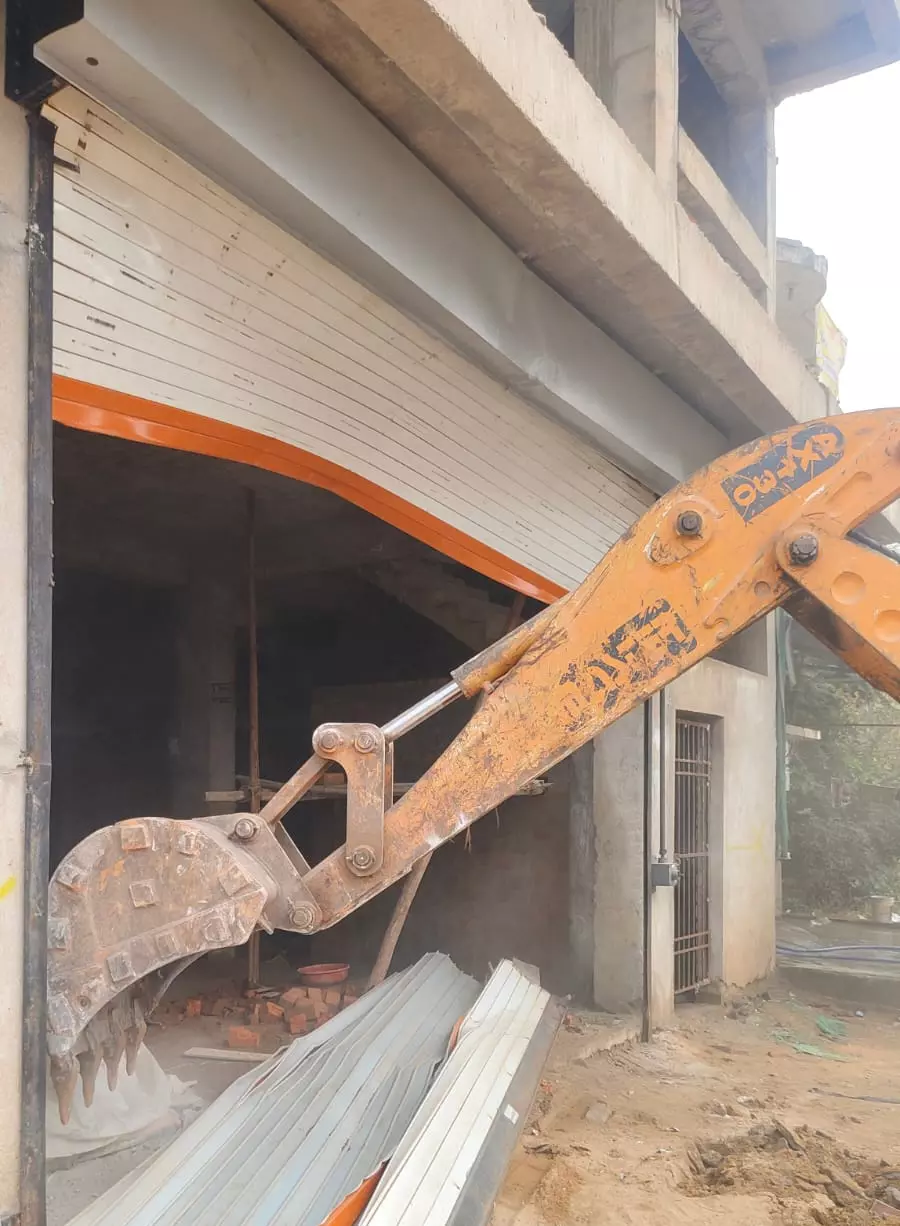 कुशालपुर रिंग रोड नम्बर 1 में अनुमति विपरीत निर्माणाधीन भवन पर चला बुलडोजर कुशालपुर रिंग रोड नम्बर 1 में अनुमति विपरीत निर्माणाधीन भवन पर चला बुलडोजर