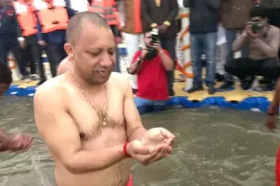 Prayagraj: संगम में आयोजित संतों के कार्यक्रम में योगी रहे उपस्थित Prayagraj: संगम में आयोजित संतों के कार्यक्रम में योगी रहे उपस्थित
