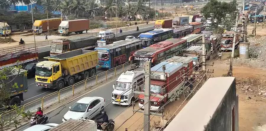 Anekal नेशनल हाईवे पर धीमी गति से चल रहा काम: वाहन चालकों को परेशानी Anekal नेशनल हाईवे पर धीमी गति से चल रहा काम: वाहन चालकों को परेशानी