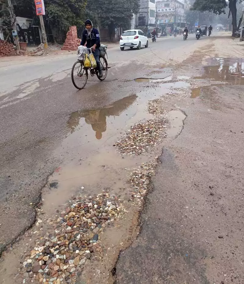 बार-बार पाइपलाइन लीक होने से Smart City प्रोजेक्ट पर सवाल उठ रहे हैं, आने-जाने वालों को खतरा बार-बार पाइपलाइन लीक होने से Smart City प्रोजेक्ट पर सवाल उठ रहे हैं, आने-जाने वालों को खतरा